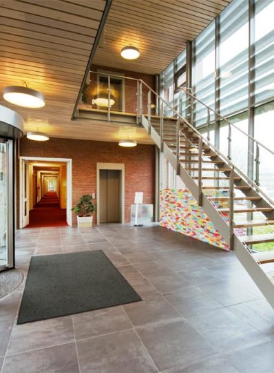 Trap met houten treden