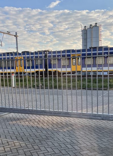 Vrijdragend schuifhek
